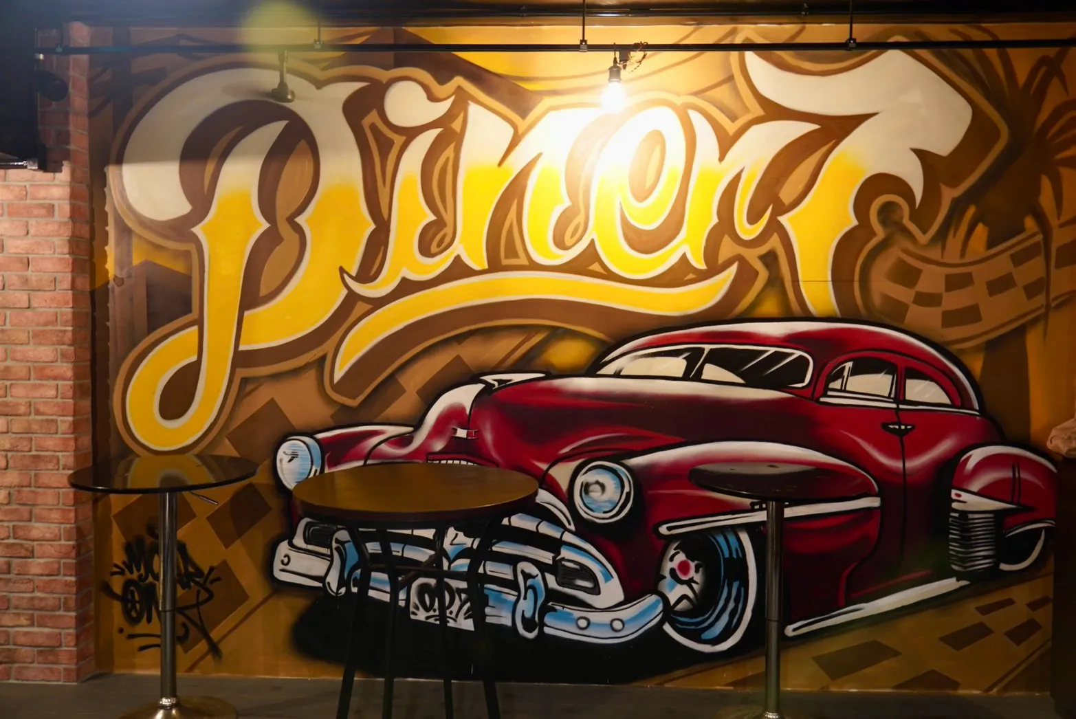 DINER 7のロゴとクラシックカーが描かれた店内の壁画